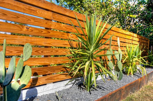 plantes bordure clôture bois cailloux idées de bricolage et décoration