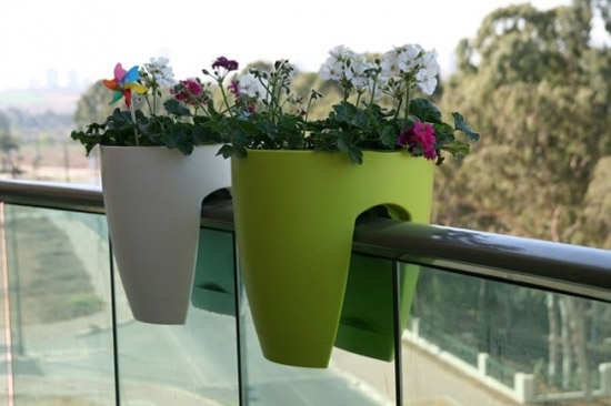 pots-fleurs-plastique-vert-blanc-géranium-fixé-parapet idées de décoration de balcon