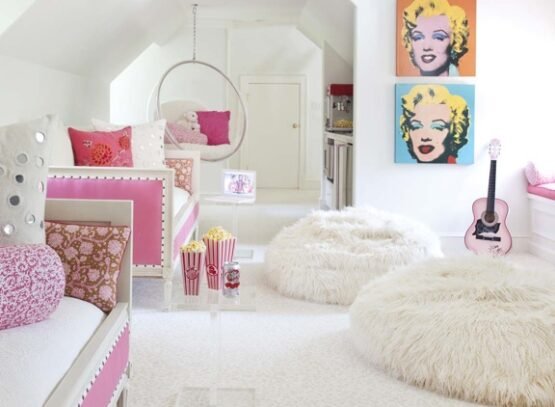 pouf-poil-long-blanc-fauteuil-boule-coussins-rose