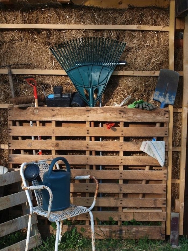 rangement-outils-jardinage-palettes-bois-râteau palettes en bois dans le jardin