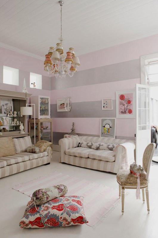 rayures-blanc-nuances-argentées-coussins-motifs-floraux
