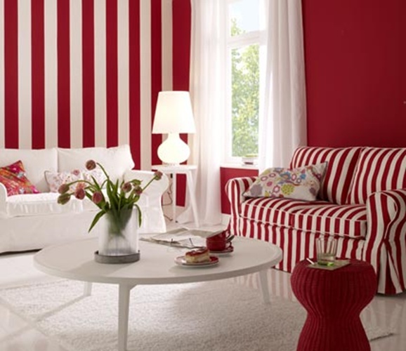 rayures-modernes-rouge-blanc-verticales-coussins-floraux