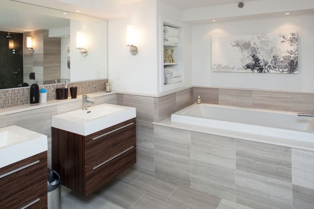 salle bains moderne luxe blanc carrelage design miroir lavabo baignoire carrelage