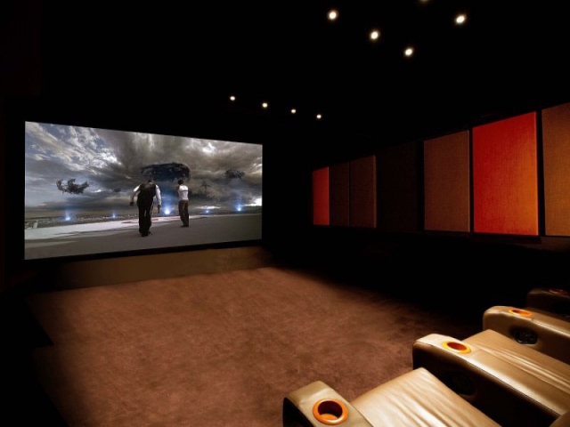 salle cinéma privée luxe écran plasma canapé cuir