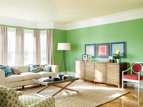 salle-séjour-murs-verts-décoration-bleue tendances de couleurs