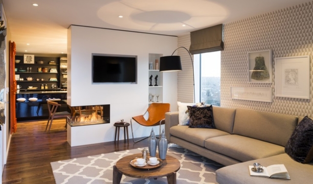 appartement de luxe salle séjour parquet lampe pied foyer double face écran plasma fauteuil cuir