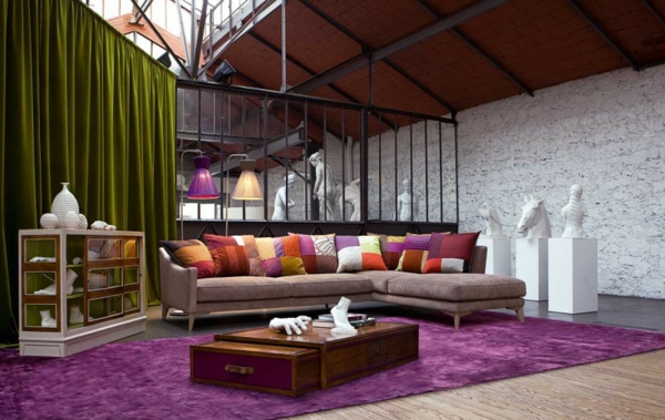salon-canapé-design-coussins-multicolores-table-bois