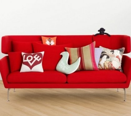 sofa-coussins-rouge-parquet-bois