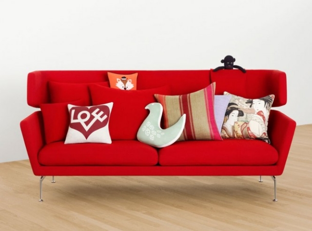sofa coussins rouge parquet bois moderne canapé design