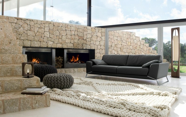 sofa-noir-grand-poufs-tapis-blanc-moderne
