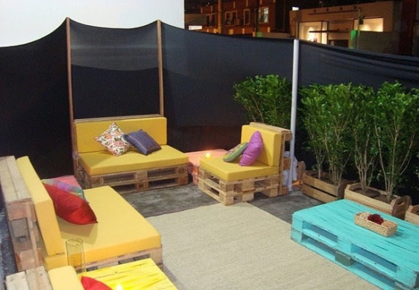 sofa-rembourrés-jaunes-palettes-bois-coussins