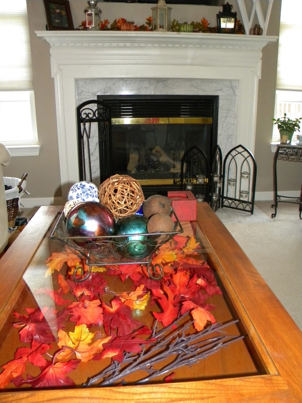 table-basse-idées-de-déco-originales-boules-décoratives-feuilles-rouges