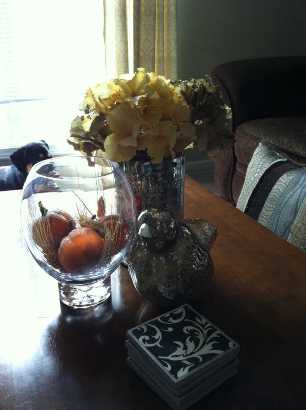 table-basse-idées-de-déco-originales-bouquet-fleurs-coupe-fruits