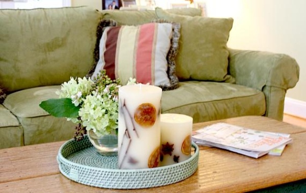 table-basse-idées-de-déco-originales-bougies-fleurs