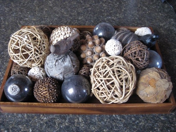 table-basse-idées-de-déco-originales-boules-décoratives
