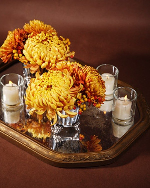 table-basse-idées-de-déco-originales-bouquet-fleurs-bougeoirs