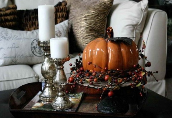 table-basse-idées-de-déco-originales-citrouille-orange-bougeoirs