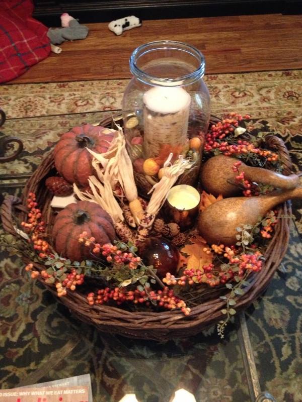 table-basse-idées-de-déco-originales-citrouilles-gourdes-panier-fruit