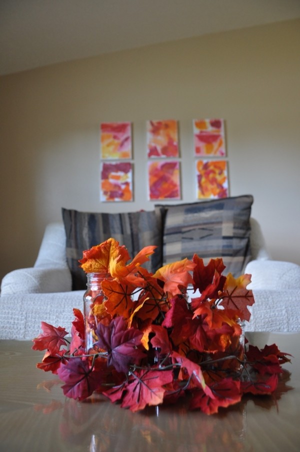 table-basse-idées-de-déco-originales-feuilles-rouges