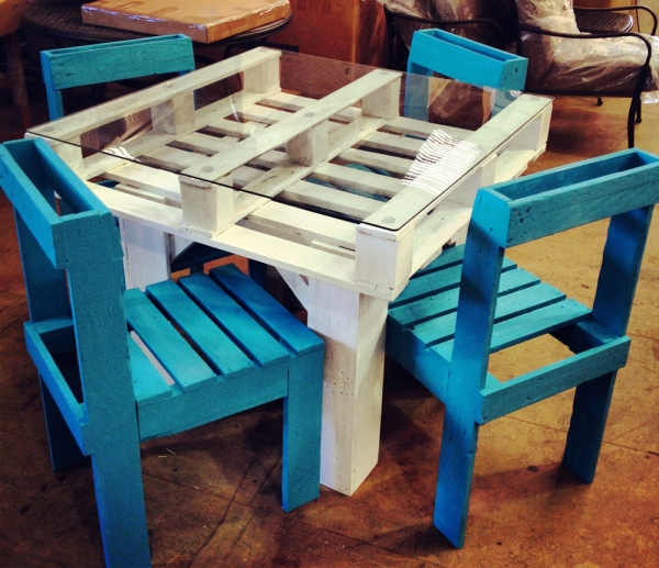 table-blanche-chaises-bleues-palettes-bois palettes en bois dans le jardin