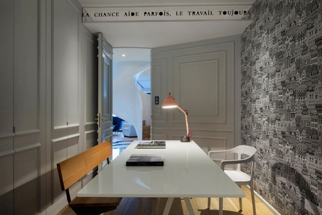 table-blanche-lampe-chevet-décoration-murale