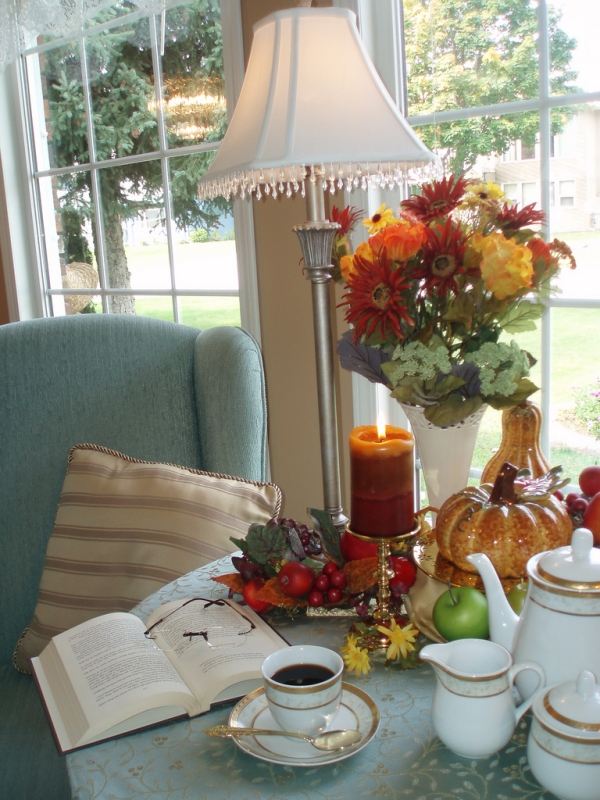 table-cafe-idées-de-déco-originales-bougeoir-bouquet-fleurs