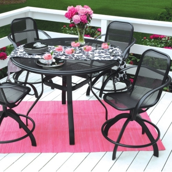 table-chaises-noires-métal-déco-balcon-tapis-rose