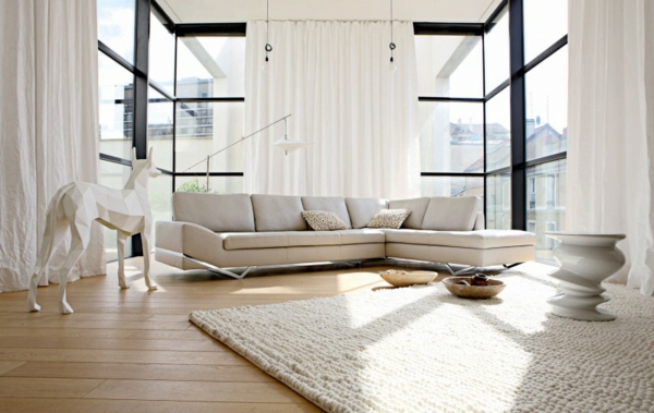 table-petite-design-moderne-canapé-blanc-tapis-blanc