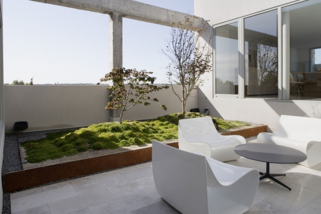 terrasse-béton-aménagement-paysager-unique-mobilier-plastique