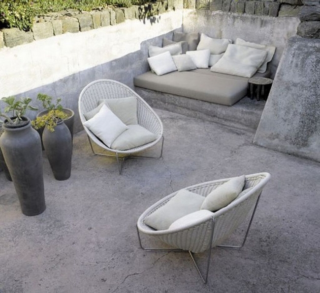 terrasse-béton-mobilier-blanc-gris-résine-tressée