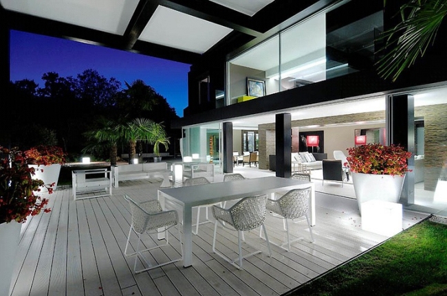 terrasse-blanche-mobilier-plancher-contraste-auvent-maison