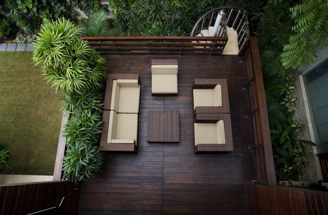 terrasse-bois-plancher-balustrade-meubles-jardin