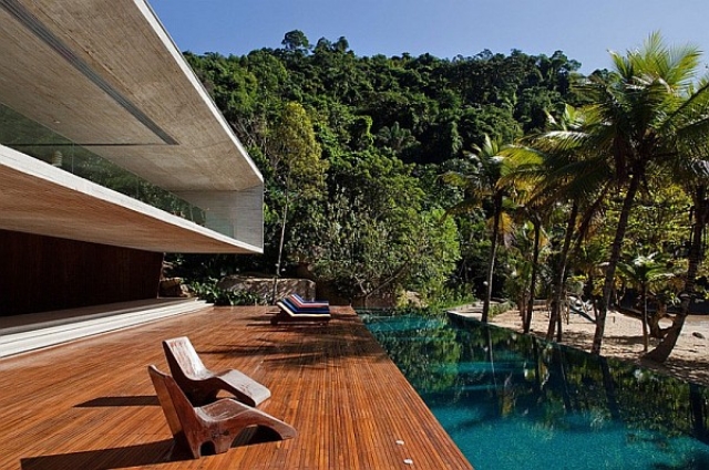 terrasse en bois avec une piscine et palmier