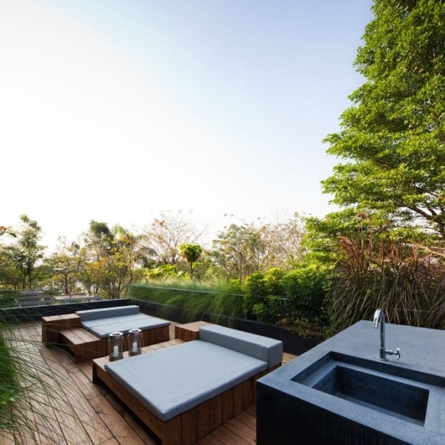 terrasse-lamelles-bois-naturel-mobilier-lounge-bleu