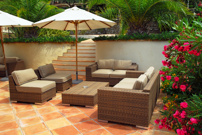 terrasse-meuble-résine-tressée-ensemble-marron-beige-sol-terracotte