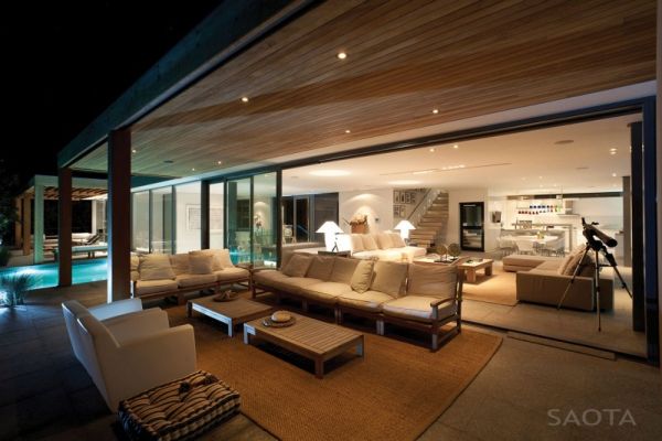 terrasse moderne avec meubles origianaux et piscine