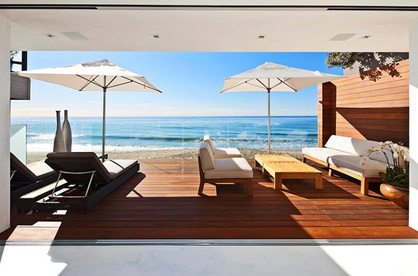 terrasse moderne en bois vue mer avec parasol