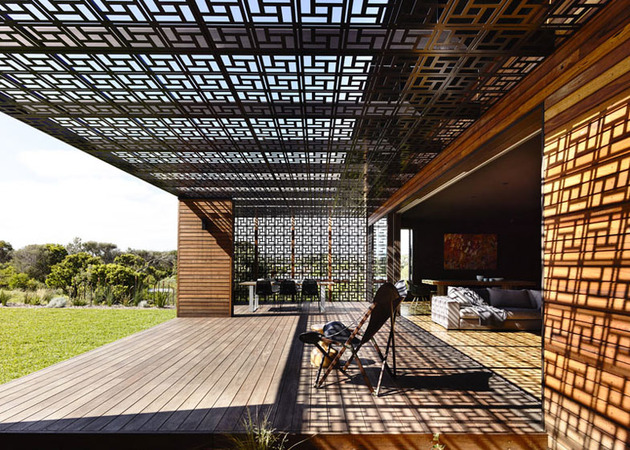 terrasse moderne et spacieuse en bois