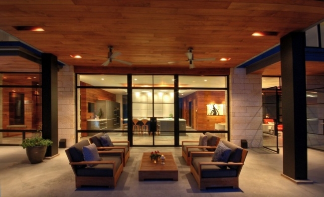 terrasse-moderne-mobilier-bois-ventilateur-auvent