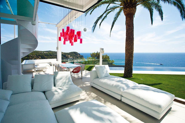 terrasse moderne vue mer avec palmier