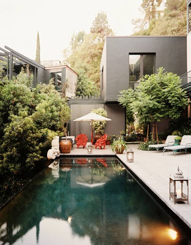 terrasse-piscine-débordement-parasol-mobilier-style-ethnique