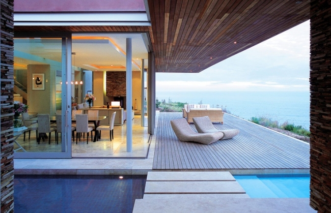 terrasse-piscine-plancher-bois-naturel-mobilier-résine-tressée