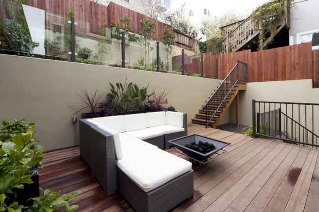 terrasse-plancher-bois-mobilier-résine-tressée-blanc-noir-escalier-tournant