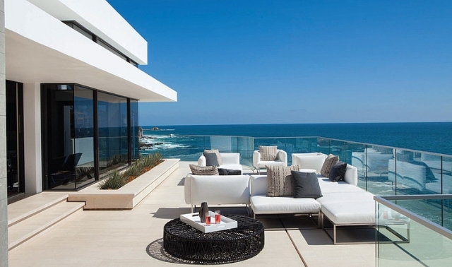 terrasse spacieuse avec un parapet transparent et vue mer