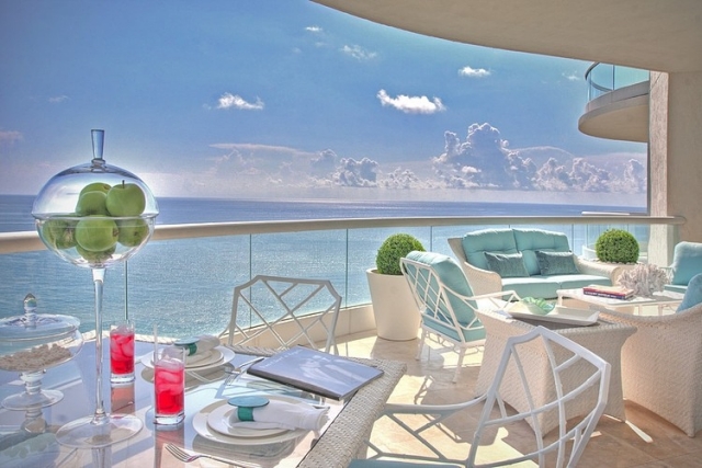 terrasse vue mer avec canape table chaises