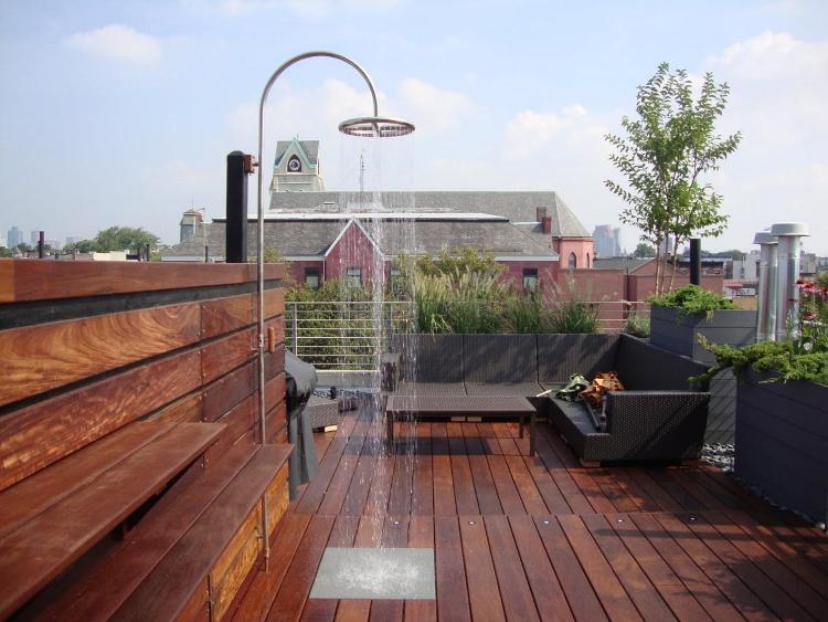 terrasses-patios-bois-composite-canapé-résine-tressée-douche-extérieure