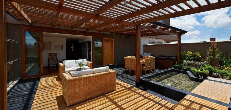 terrasses-patios-pergola-sol-bois-composite-mobilier-rotin-table-basse