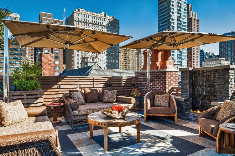 terrasses-patios-toit-mobilier-design-rotin-parasol-carrelage-gris