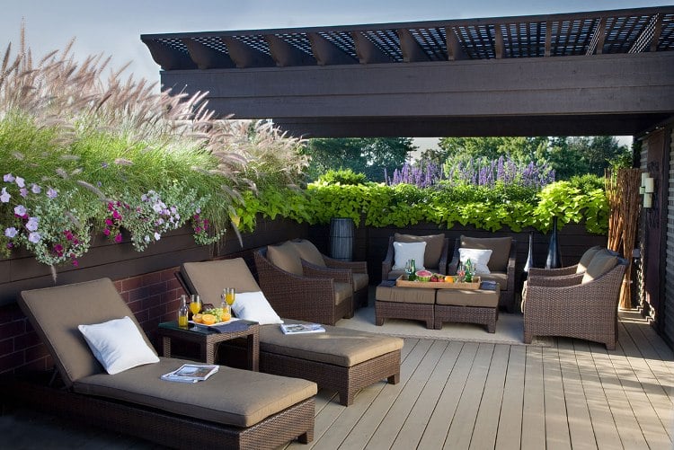 terrasses-patios-toit-sol-bois-massif-chaises-longues-résine-gris-foncé