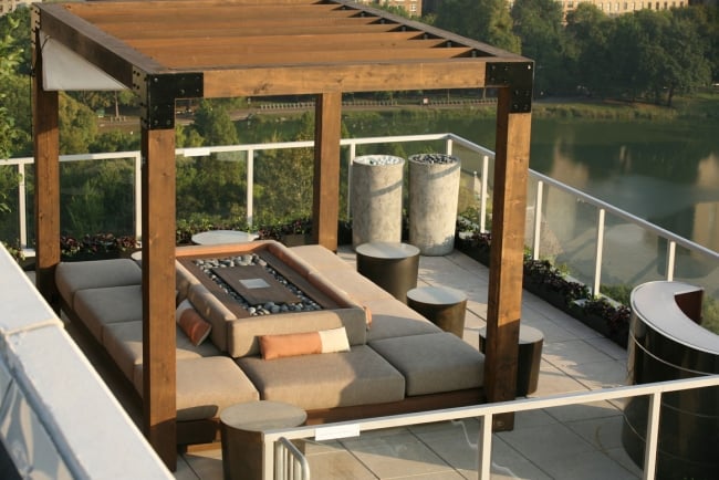 toit-terrasse-pergola-bois-ferrure-noire-mobilier-modulair